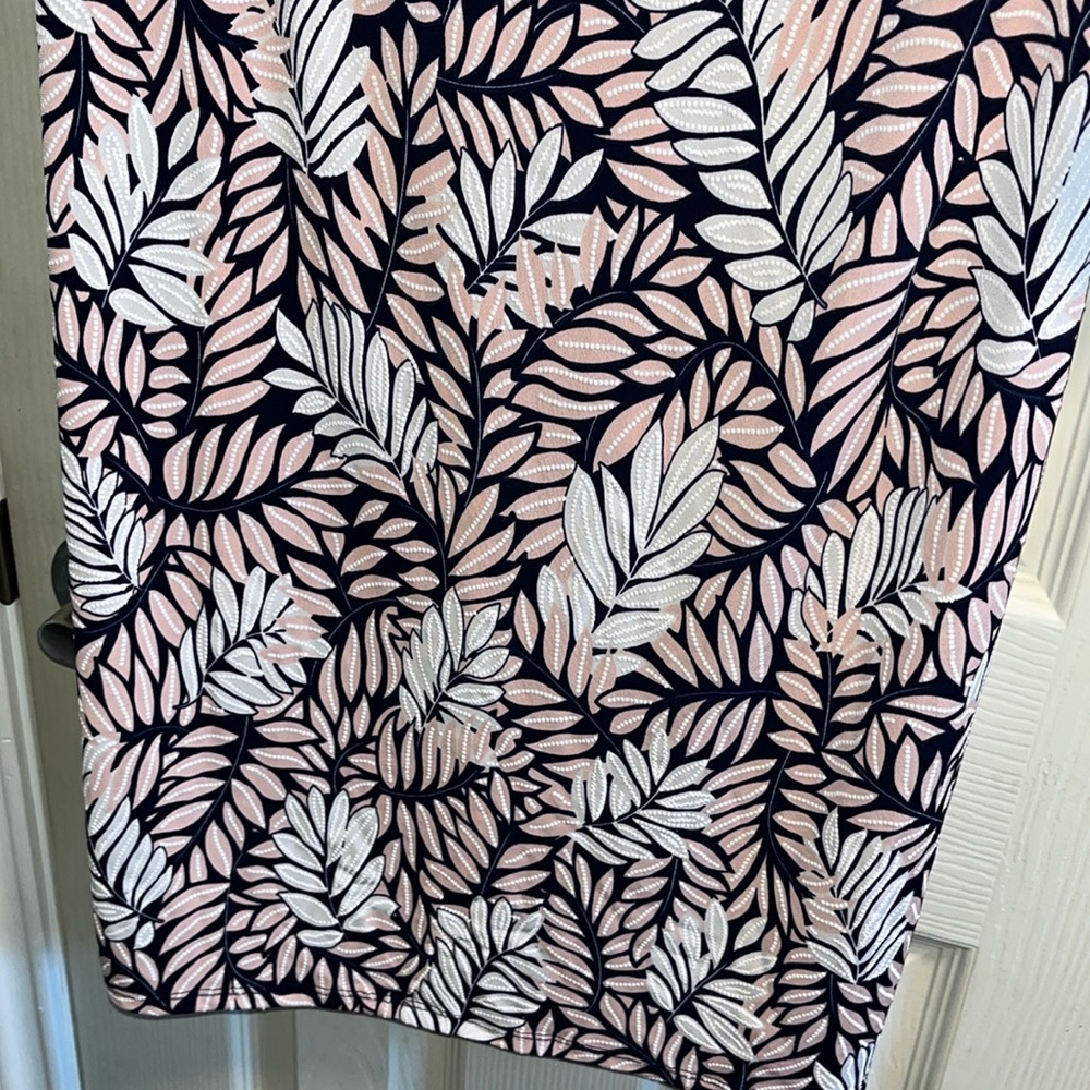 Floral Leaf Patterned Women's Top - Pink and Black - Picture 4 of 5